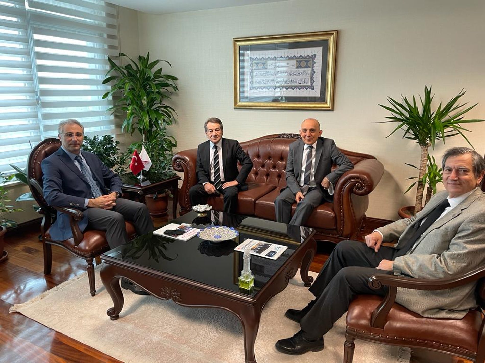 TBD Genel Başkanı Sn. Rahmi Aktepe , TBD İcra Kurulu Başkanı Sn. Dr. Aydın Kolat ve TBD Ankara Şubesi Yönetim Kurulu Başkanı Sn. Kenan Altınsaat, T.C. Adalet Bakanlığı Bilgi İşlem Genel Müdürü Sn. Oğuz Akalın’ı makamında ziyaret etti.
