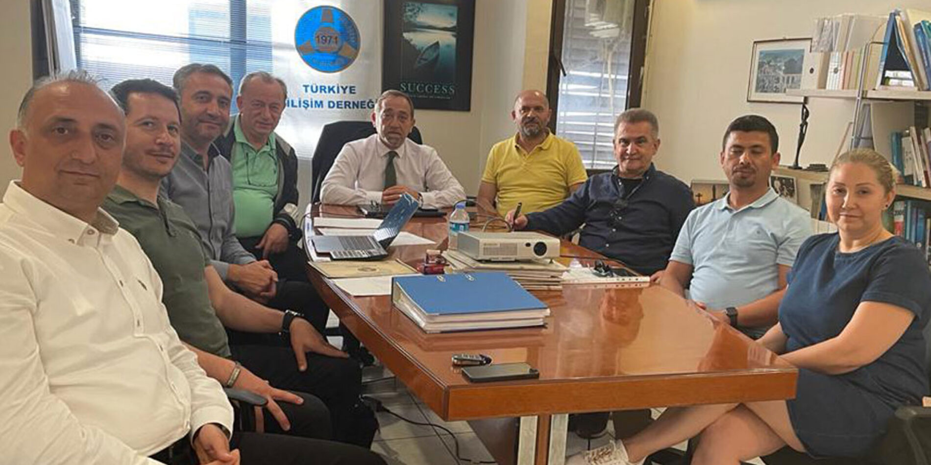 Tüzüğümüzün 24. Maddesinin “o” Bendi Gereğince, Antalya Şubesi Yönetim Kurulu Toplantısı TBD 2. Başkanı M. Ali YAZICI Başkanlığında 26 Nisan 2022 tarihinde toplanmıştır.