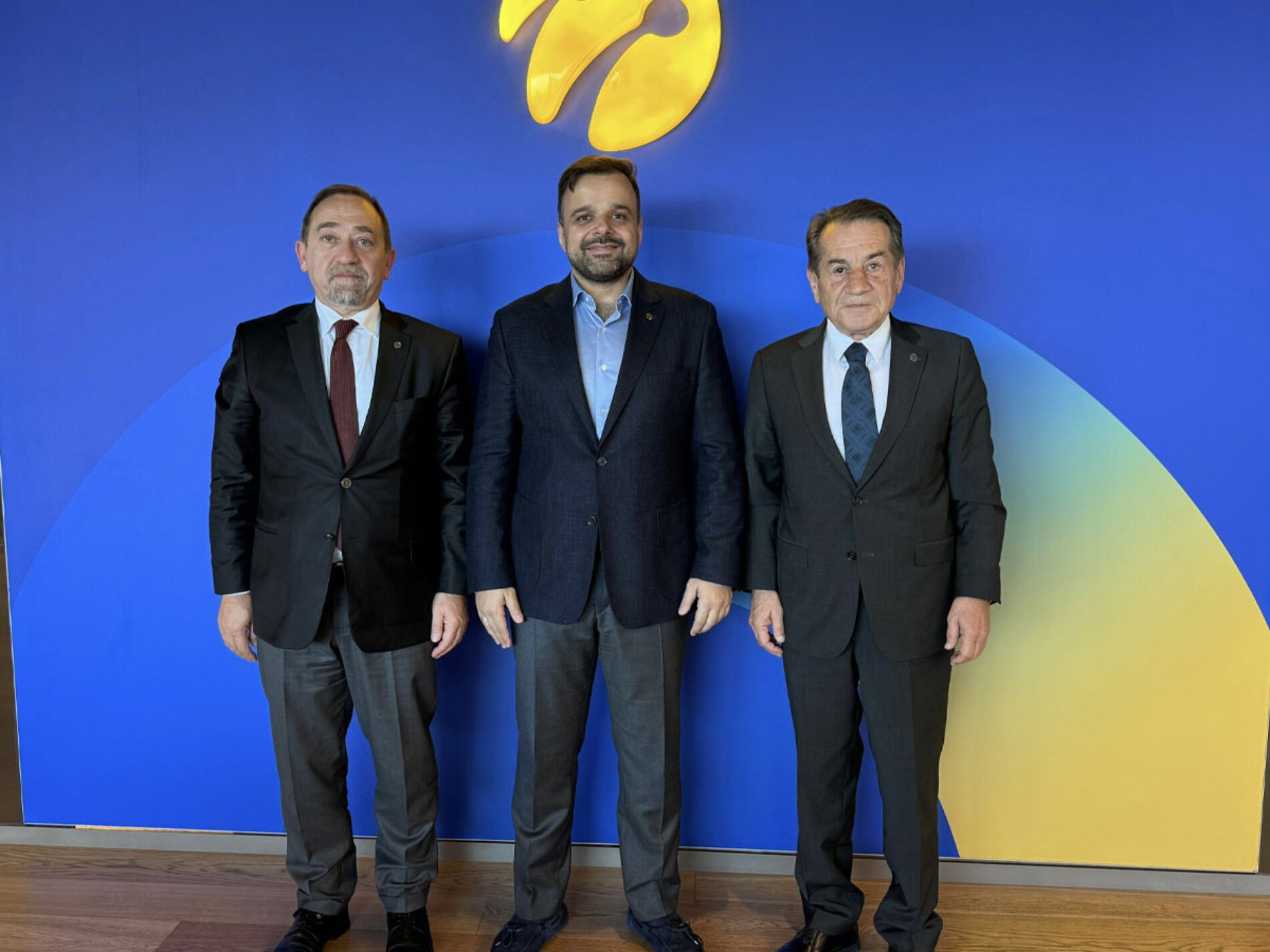 Türkiye Bilişim Derneği TURKCELL Genel Müdürü Sayın Dr. Ali Taha KOÇ’u Makamında Ziyaret Etti