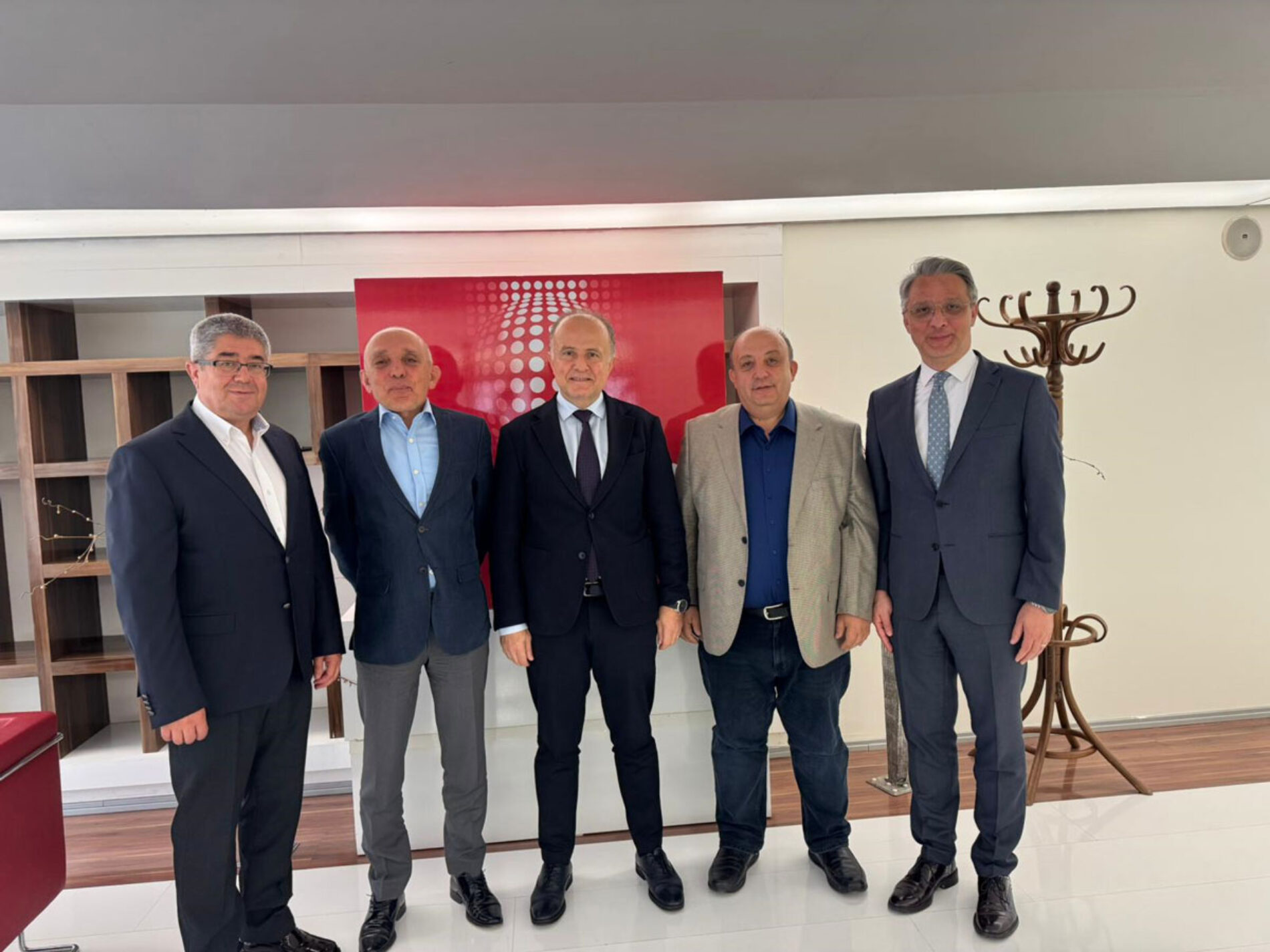 Türkiye Bilişim Derneği (TBD) Genel Başkanı Kenan N. Altınsaat, Merkez YK Üyesi Dr. Cemal Gemci ve Afet Araştırmaları Derneği (AAD) Başkanı Prof. Dr. Mehmet Eryılmaz, Türkiye Belediyeler Birliği Genel Sekreter Yardımcısı (BT ve Afet Çalışmalarından sorumlu) Feridun Ulutaş’ı Ziyaret Ettiler